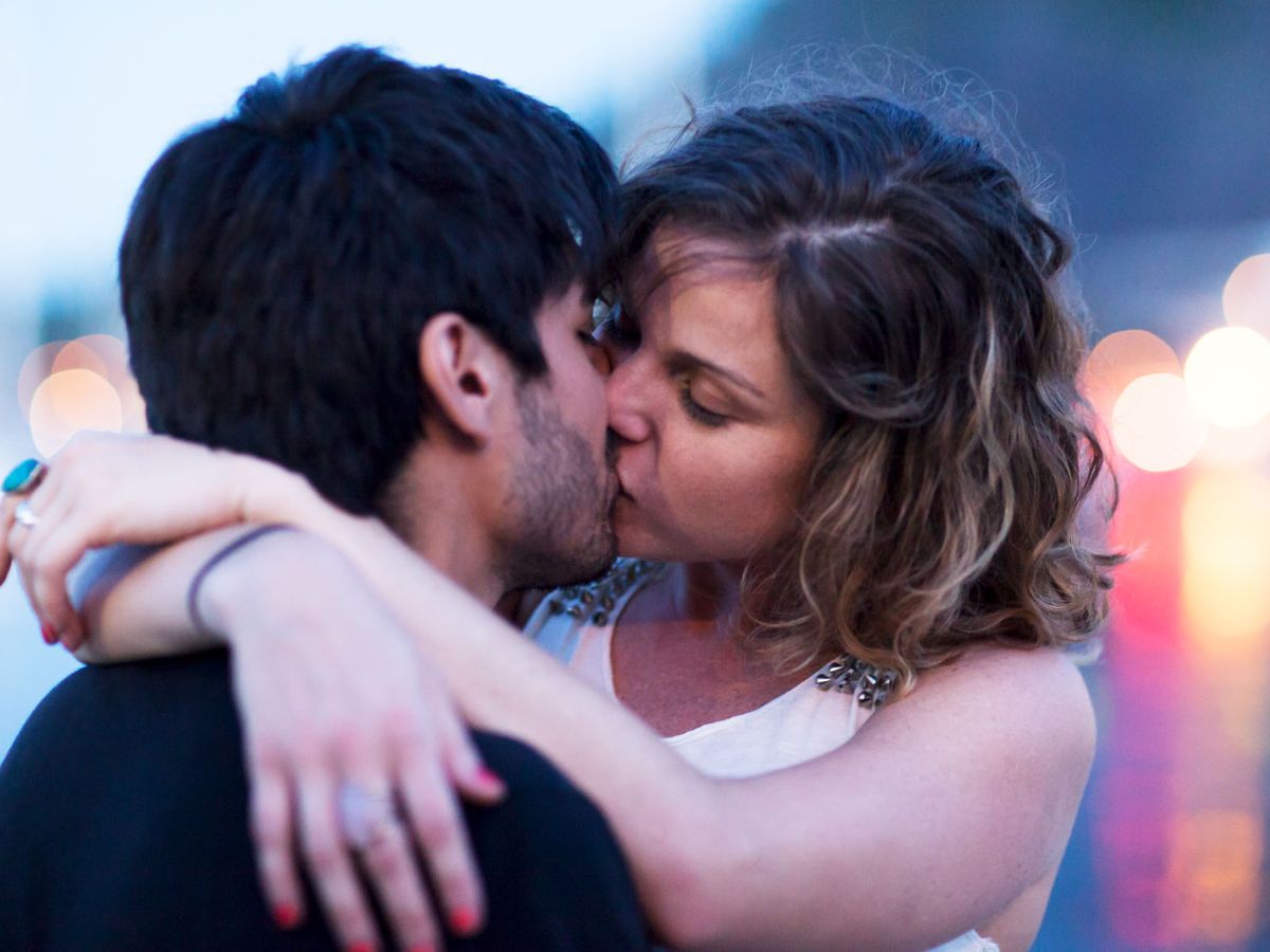 How and When to First Kiss a Woman - The Modern Man