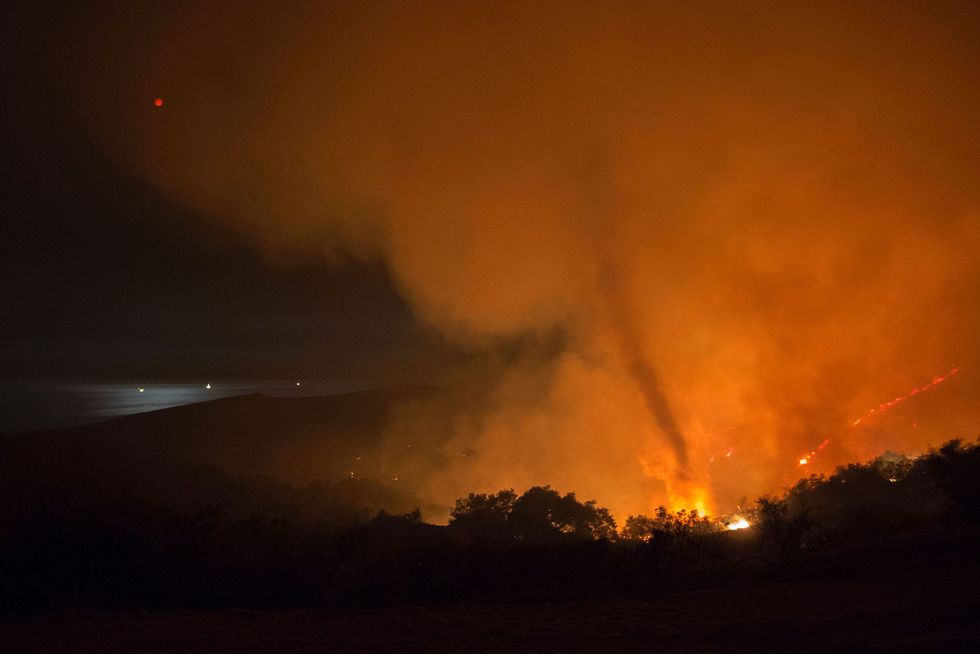 In de vroege ochtend van 18 juni 2016 stijgt een vuurhoos op tijdens het Sherpa Fire bij Santa Barbara in Californi