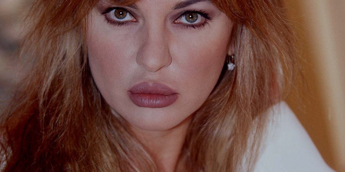 Alba Parietti e il Costume Bianco Iconico: Un Simbolo di Stile Italiano che Resiste al Tempo (e Torna di Moda nel 2025!)