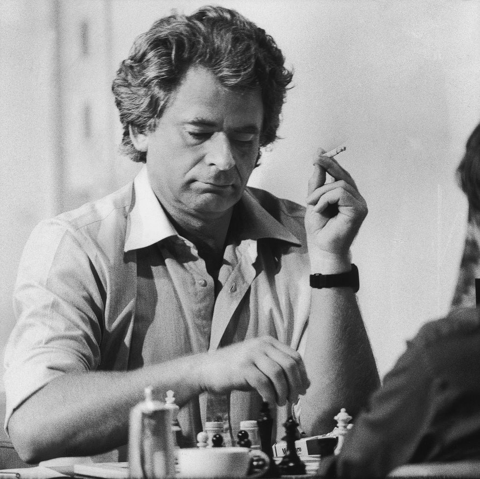 germany out 30011937 schachspieler, russlandboris spasski raucht bei einem schachspiel aufgenommen 1982 photo by moenkebildullstein bild via getty images