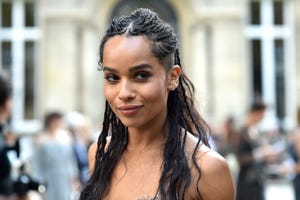 zoe kravitz verschijnt in satijnen rok en tanktop