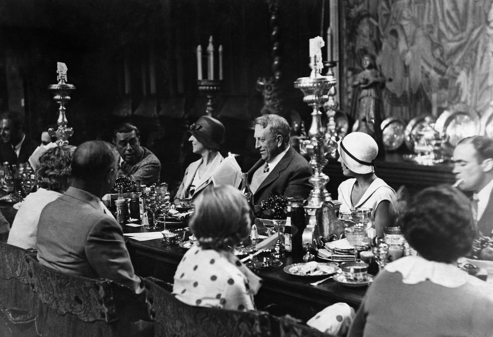 eingeschränkte rechte für bestimmte redaktionelle kunden in deutschland limited rights for specific editorial clients in germany hearst and his guests at a dinner party   1930  photographer erich salomon  published by 'die dame' 241930vintage property of ullstein bild photo by bpksalomonullstein bild via getty images