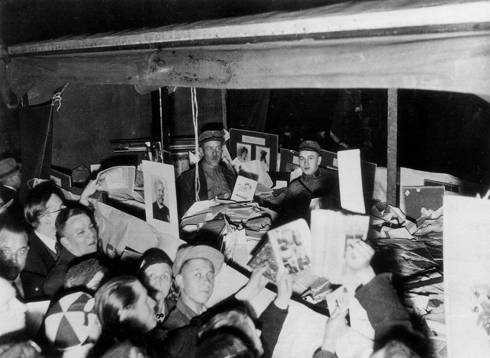 Duitse studenten die waren aangesloten bij nazijeugdgroepen verzamelden literatuur die als ongewenst werd gezien onder meer uit de legendarische bibliotheek van het instituut van Hirschfeld en verbrandden die in het centrum van Berlijn