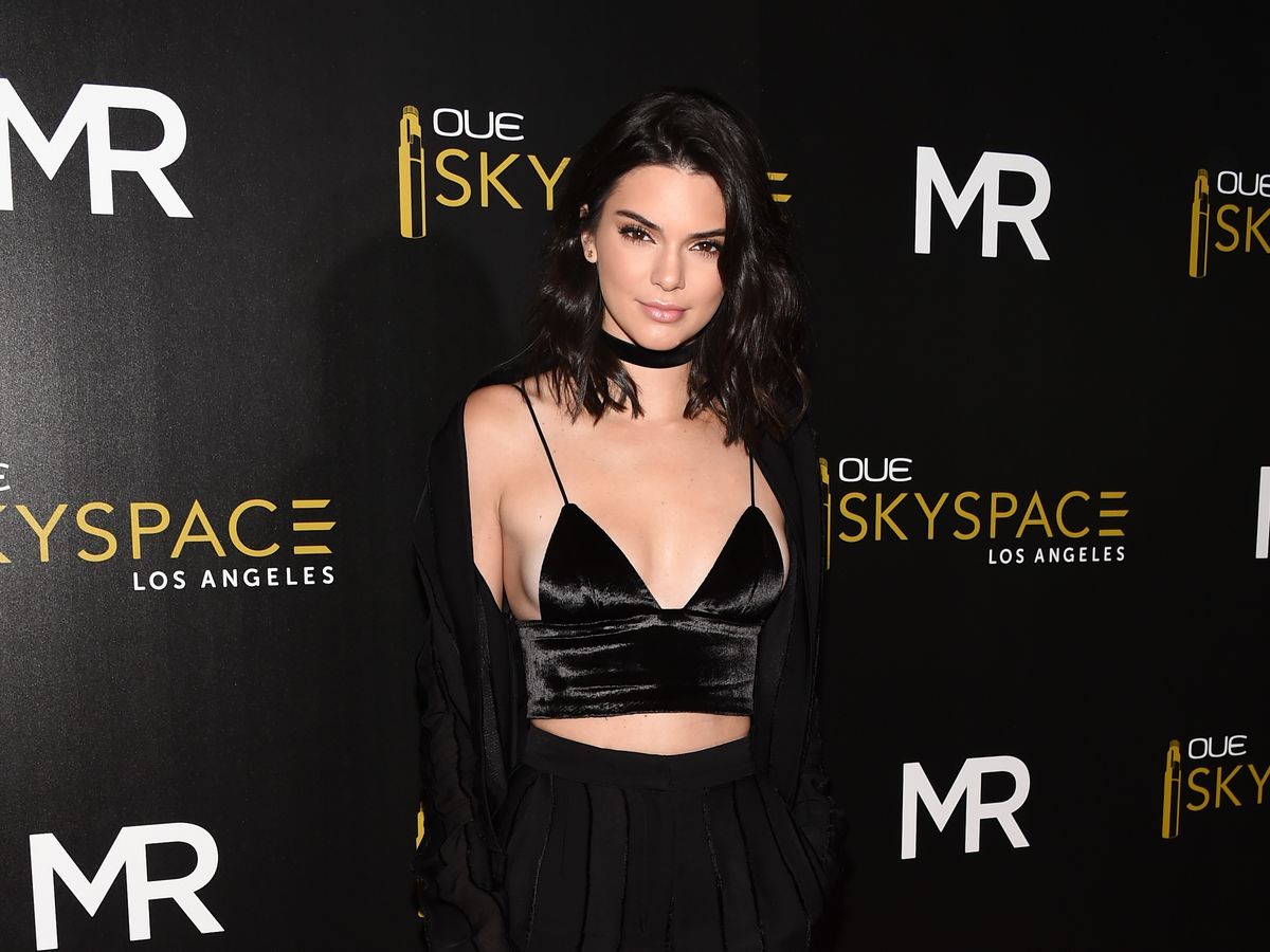 Before and after: Kendall Jenner's digitally enlarged boobs send fans into  a frenzy - Mirror Online