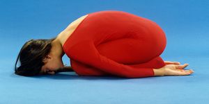10. Yoga, die Stellung des Kindes, GARBHASANA, Ruhehaltung, junges Mädchen, roter Gymnastikanzug, dunkelblonde Haare,