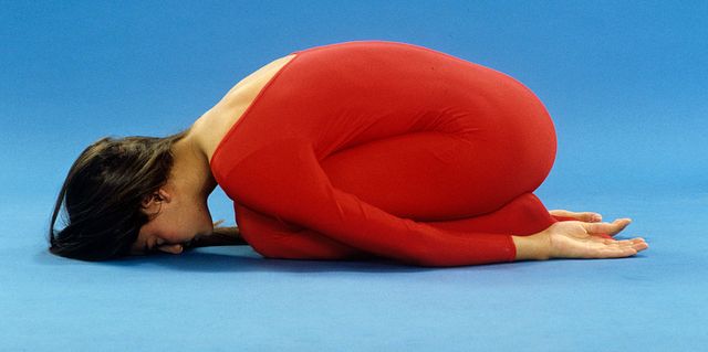 10. Yoga, die Stellung des Kindes, GARBHASANA, Ruhehaltung, junges Mädchen, roter Gymnastikanzug, dunkelblonde Haare,