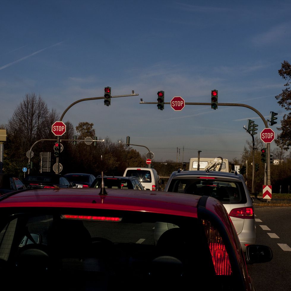 signaling device, Traffic light, Lighting, Traffic, Vehicle, Transport, Road, Mode of transport, Sky, Car, 