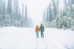 pareja andando bajo la nieve