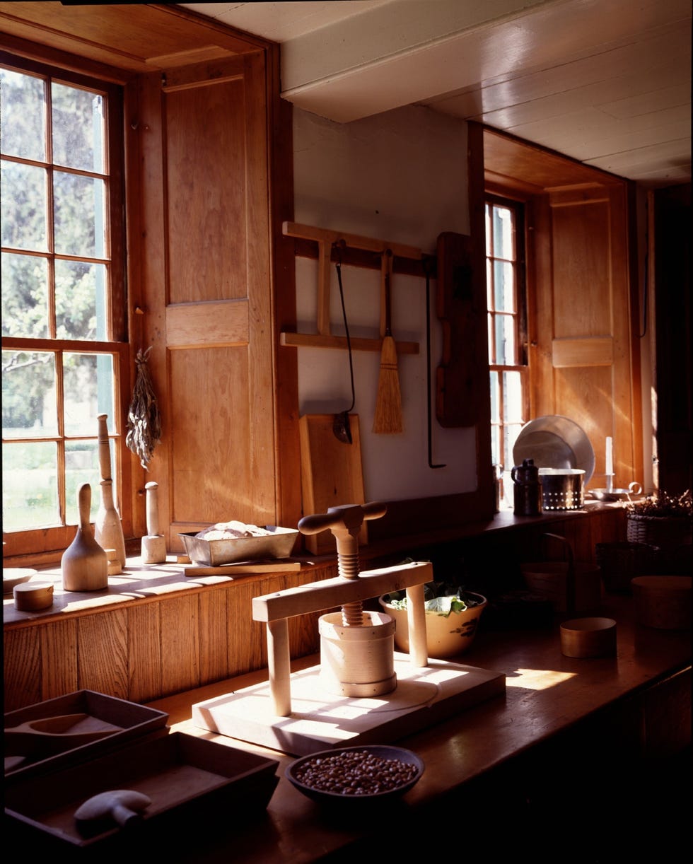 In een keukengebouw in het Hancock Shaker Village zijn houten werktuigen te zien die getuigen van de eenvoudige en pragmatische levensstijl van de sekte
