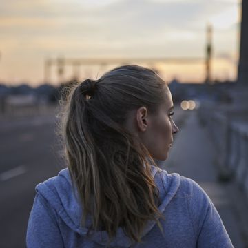 vrouw loopt op brug achteraanzicht