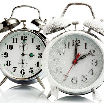 Alarm clocks, close-up cambio de hora en relojes