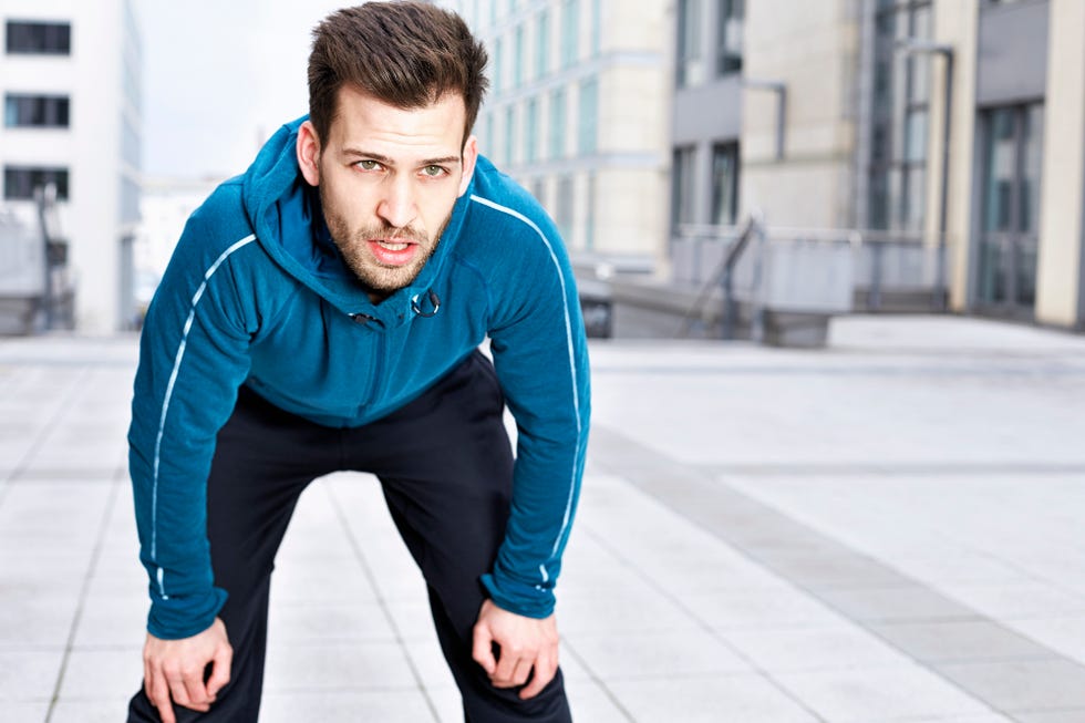 deutschland, magdeburg, junger mann macht eine pause beim sport