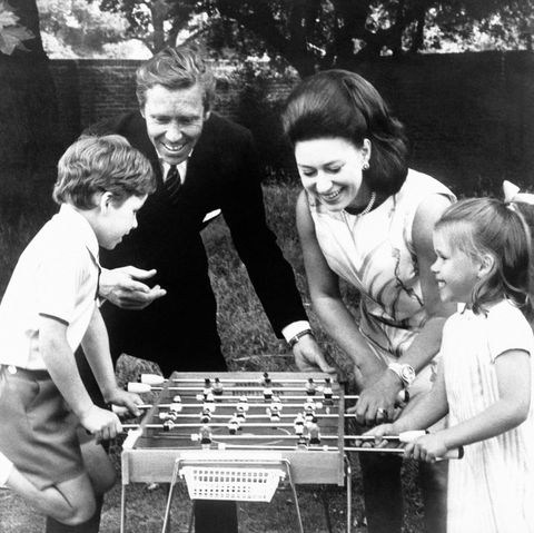La Princesse Margaret en famille joue au baby-foot