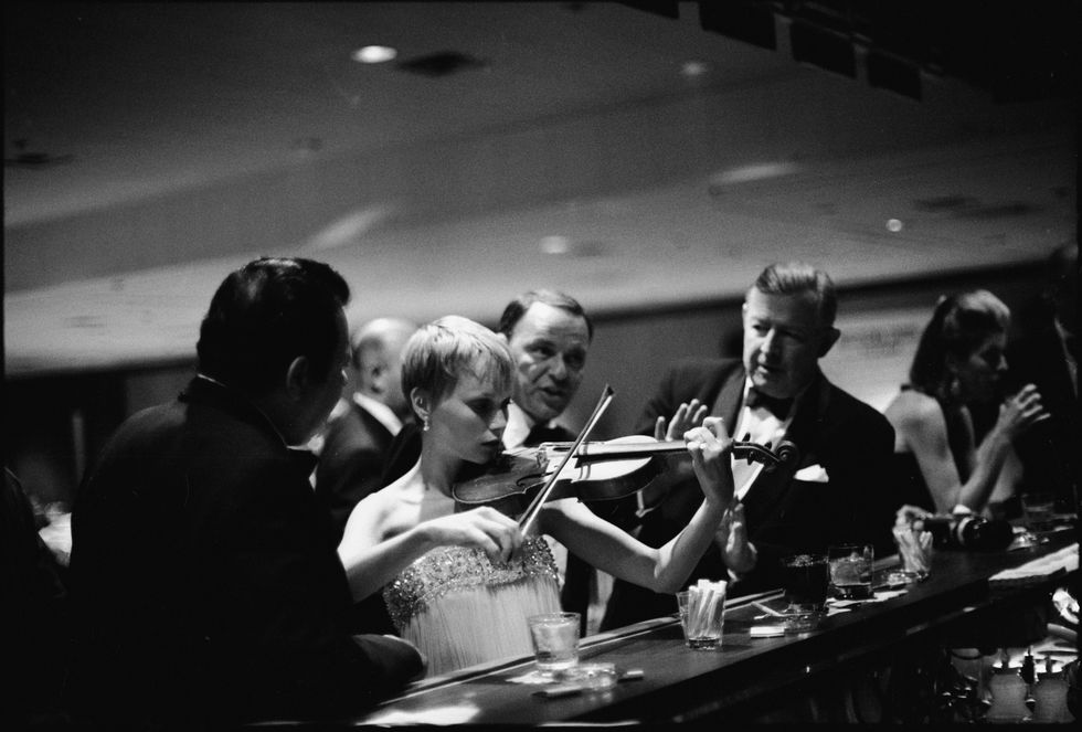Миа фэрроу и фрэнк синатра. Синатра и Миа Фэрроу. Миа Фэрроу и Фрэнк Синатра фото. Лас Вегас 1966 шахматы.