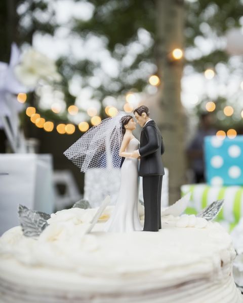 Photograph, Wedding cake, Yellow, Wedding ceremony supply, Cake, Icing, Event, Tree, Cake decorating, Wedding reception, 