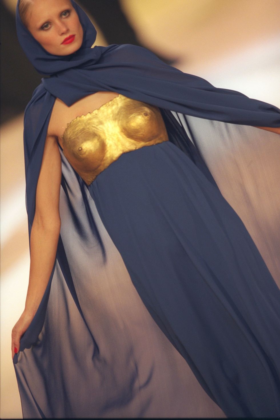 Yves Saint Laurent fashion show : Haute-Couture spring-summer 2002