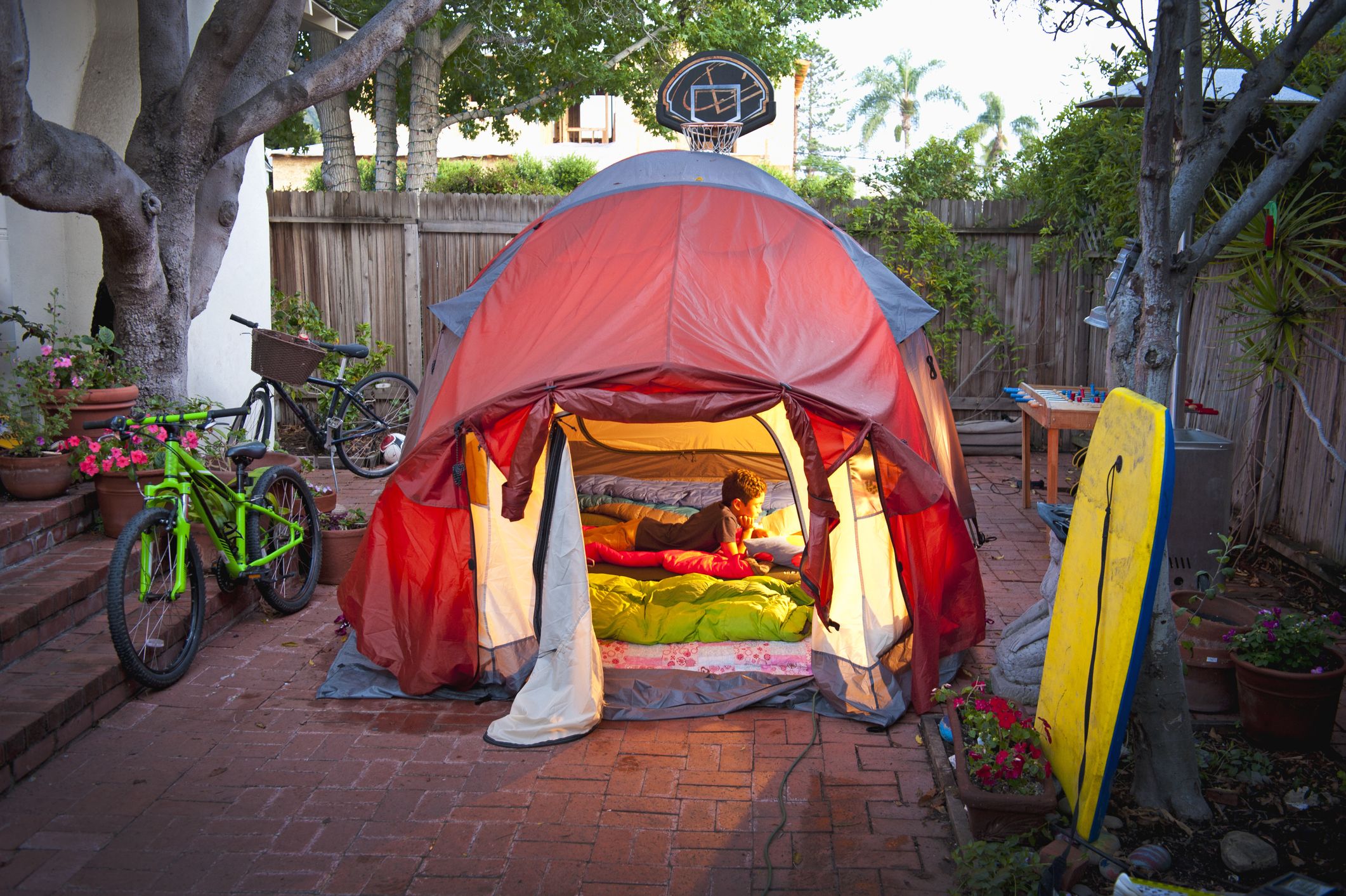 Verzakking Somber medley 20 Family-Friendly Backyard Camping Ideas - Backyard Tent Camping