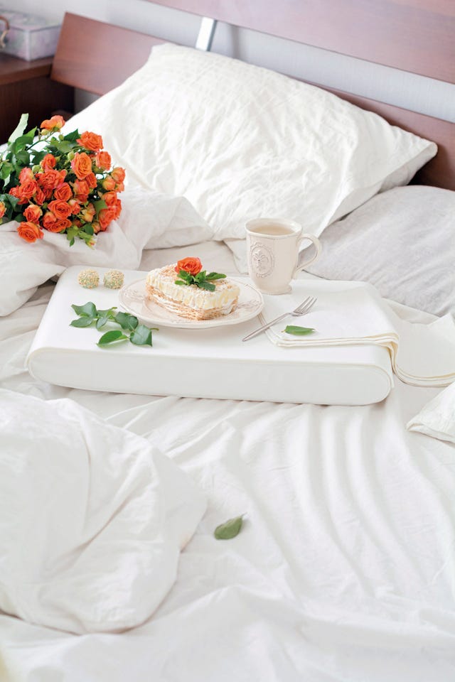 ideas para dormir bien y descansar colchón, almohada y desayuno en cama