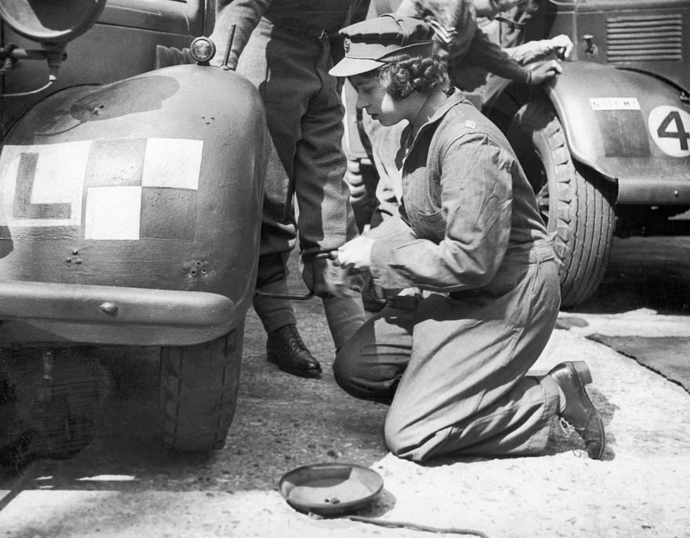 prinses elizabeth leert de basis voor het onderhoud aan een auto foto genomen op 12 april 1945