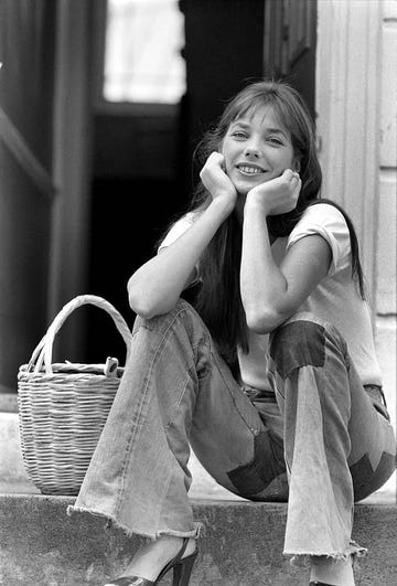 jane birkin en 1974 con vaqueros y camiseta blanca