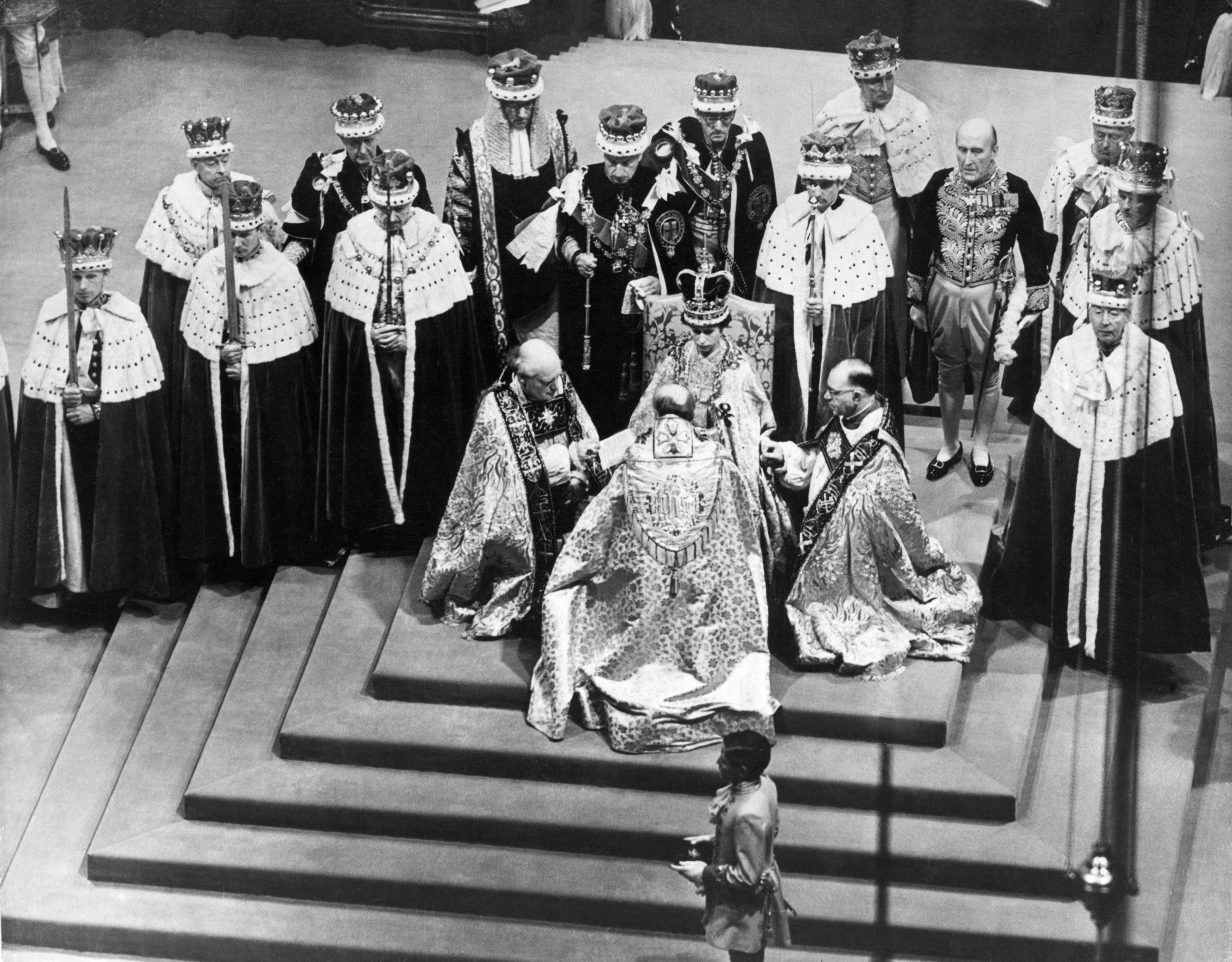 1953年に行われたエリザベス女王の戴冠式を写真で振り返る｜ハーパーズ 