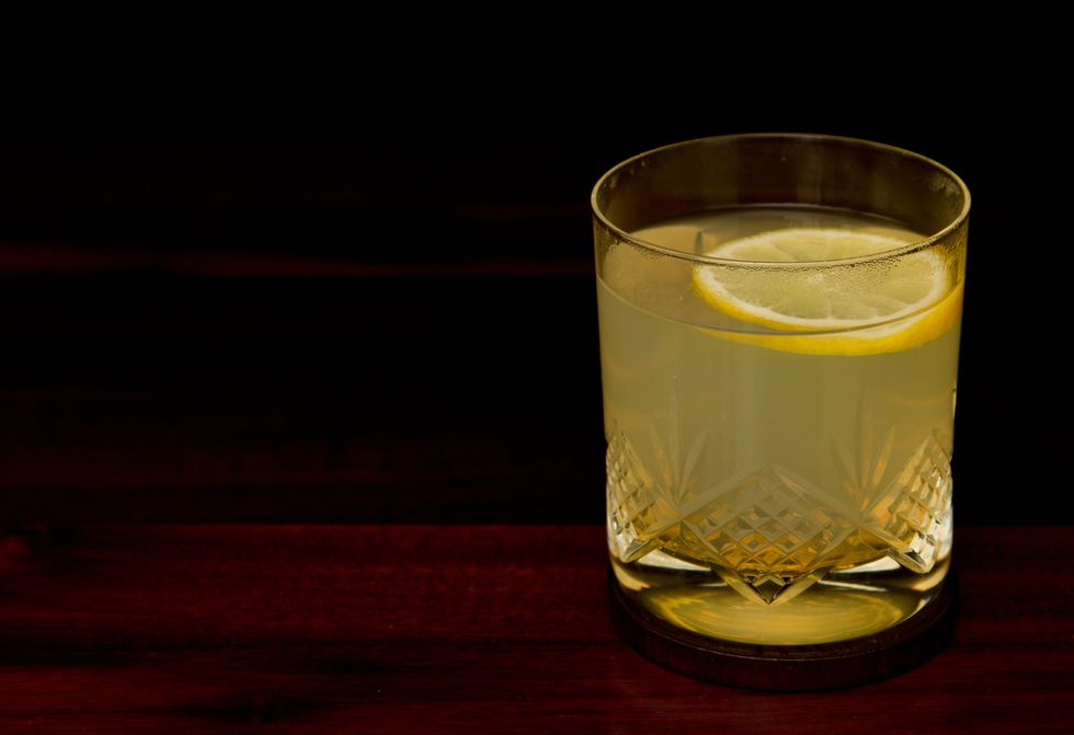 Drink, Highball glass, Classic cocktail, Old fashioned glass, Alcoholic beverage, Sour, Ti'punch, Highball, Distilled beverage, Whiskey sour, 
