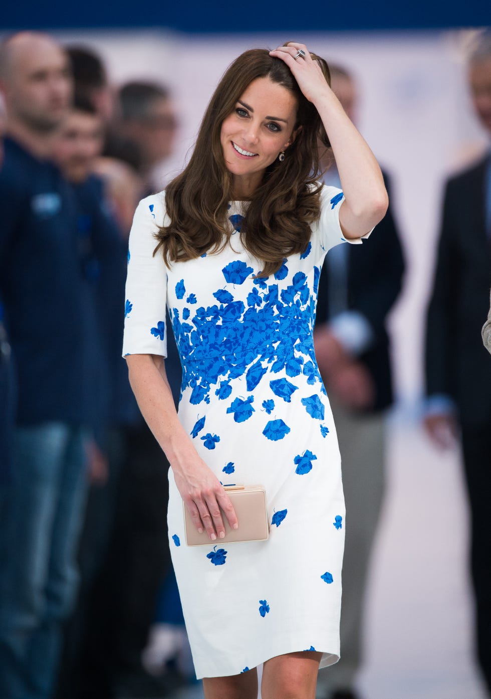 What Does Kate Middleton Keep In Her Purse? - Inside Kate Middleton's Purse