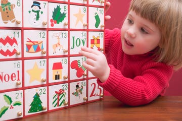 niña con calendario de adviento
