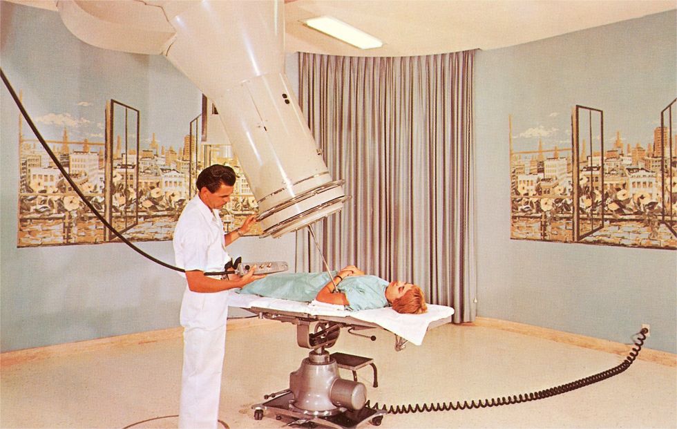 In de jaren zestig wordt een patint behandeld door een radiodiagnostisch laborant Het gebruik van rntgenfotos om ziekten op te sporen werd voor het eerst in 1895 toegepast en heeft zich sindsdien ontwikkeld tot technologien als computertomografie CT magnetic resonance imaging MRI en echografie