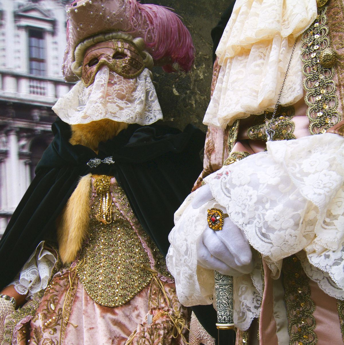 Persona vestita per il carnevale di venezia che indossa abiti d'oro
