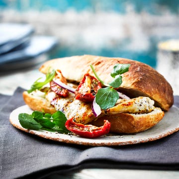 chicken ciabatta ona table with platesa and napkins