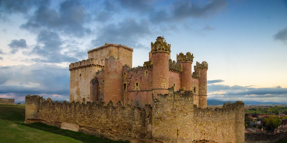 El impresionante castillo rosa en la provincia de Segovia