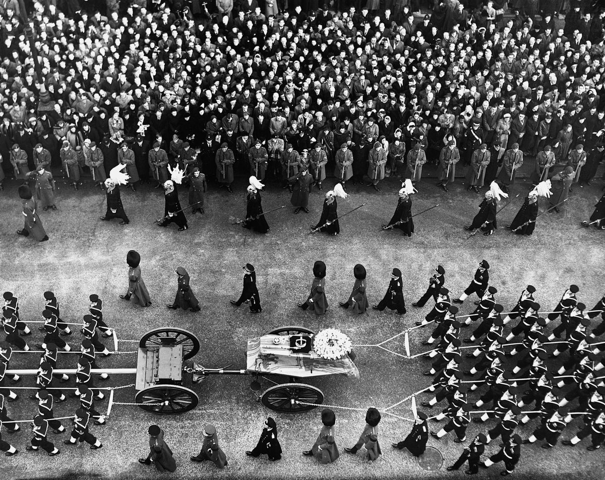 In Londen staat een menigte mensen langs de route met de kist van George VI die vanaf 1936 tot zijn dood in februari 1952 de Britse koning was De begrafenis van koningin Elizabeth II is de eerste uitvaart van een Britse monarch in ruim zeventig jaar