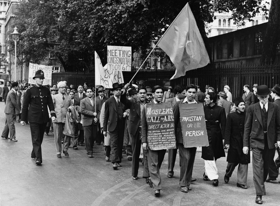 Leden van de Moslimliga demonstreerden in augustus 1946 in Londen voor de splitsing van India en de oprichting van de staat Pakistan Moslims waren bang dat hun zorgen als religieuze minderheid in een verenigd onafhankelijk India zouden worden genegeerd