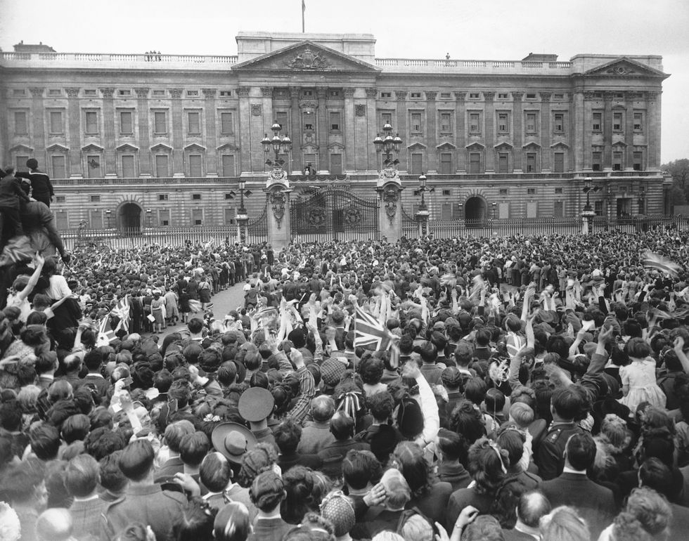 original caption ve day in london the crowd gathered outside buckingham palace, cheer and wave as their majesties the king and queen with the princesses elizabeth and margaret rose, appear on the balcony 8th may 1945 photo by © hulton deutsch collectioncorbiscorbis via getty images