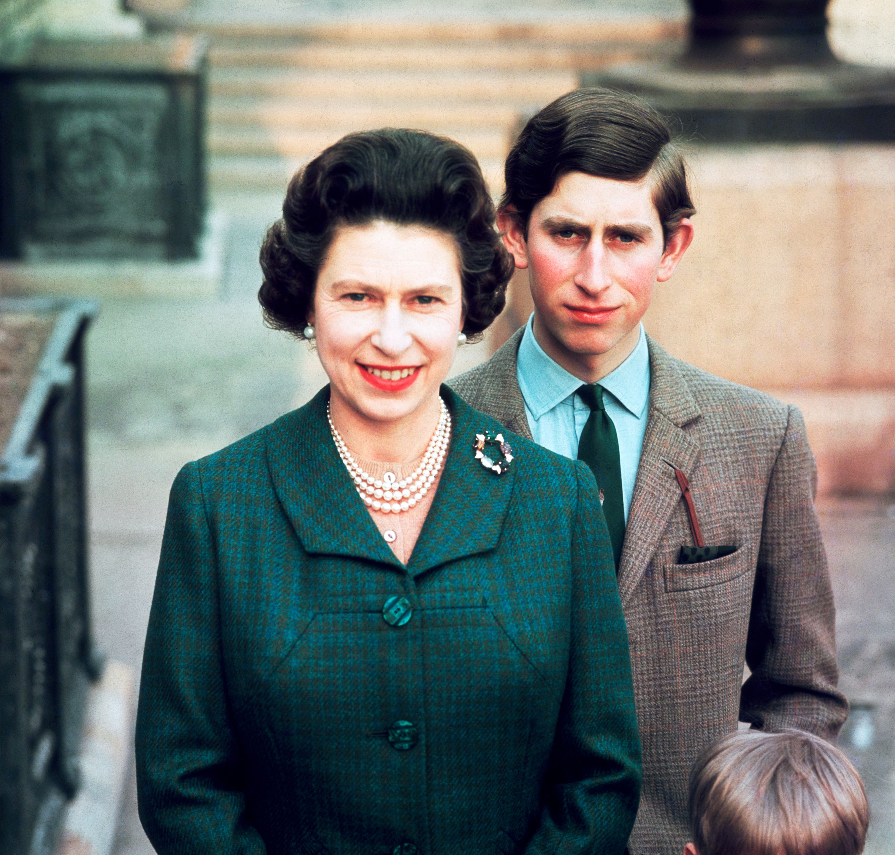 The Crown: What Prince Charles' Relationship with Queen Elizabeth ...