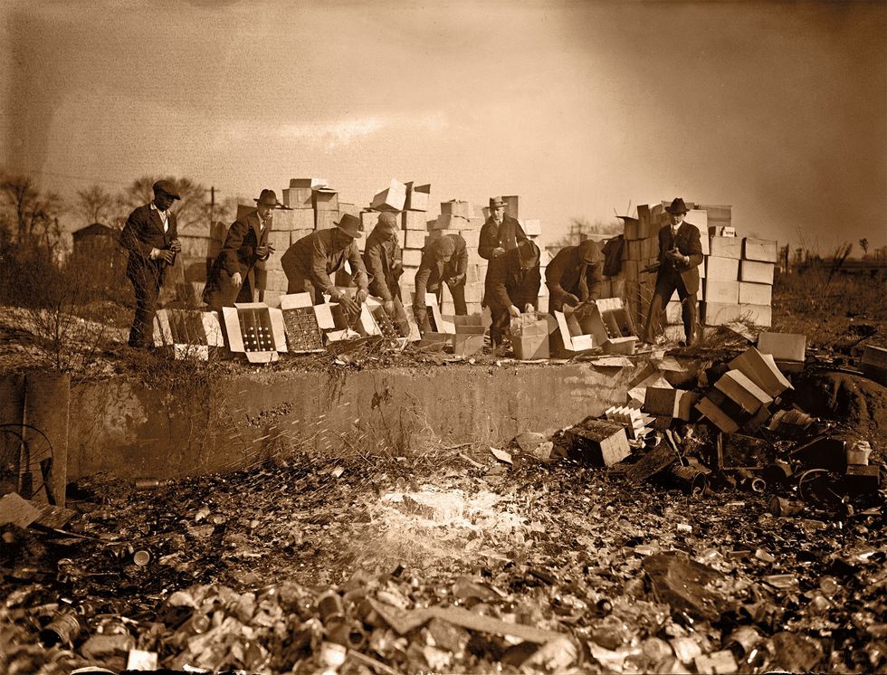 Vernietiging van flessen whisky en bier in 1923 Tijdens de drooglegging was het gebruikelijk dat alcoholische dranken werden vernietigd Fotos daarvan werden gepubliceerd bij wijze van propaganda