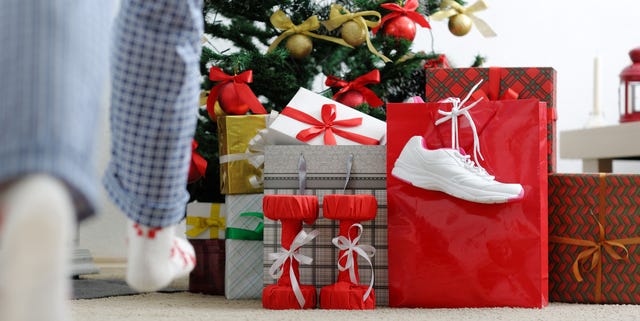 Girl runs to the Christmas tree for gifts. idee regalo fitness sotto i 50 euro per allenare la tua corsa