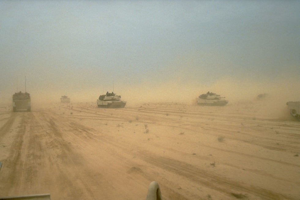 Abrams M1A1tanks en andere gevechtsvoertuigen denderen door de woestijn in het noorden van Koeweit Het succes van de campagne berustte mede op de vindingrijkheid waarmee troepen van de Coalitie zich een weg wisten te banen door de uitgestrekte mijnenvelden van Saddam Hoessein