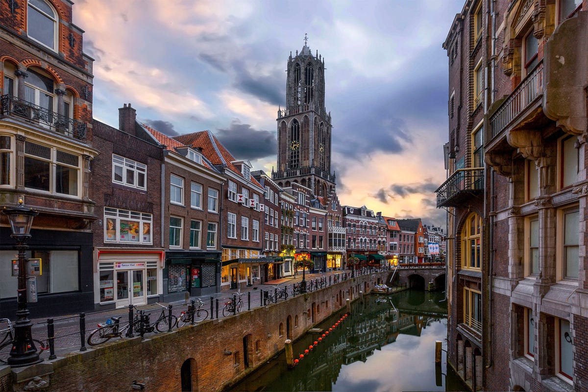 De vismarkt en de Choorstraat in Utrecht met op de achtergrond de Domtoren