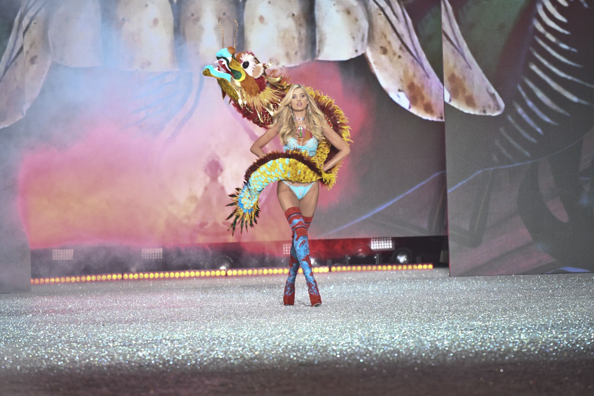 Elsa Hosk trägt den Fantasy Bra bei der Victoria's Secret-Show
