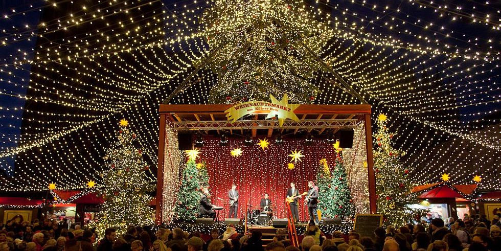 Crowd, Lighting, Event, Sky, Christmas lights, Tree, Stage, Christmas decoration, Christmas, Fun, 