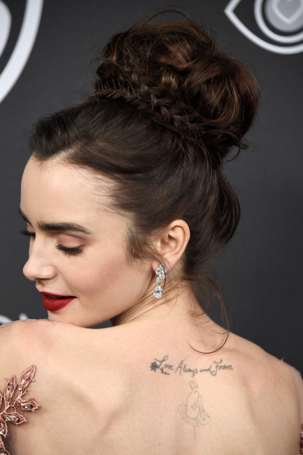 Hair, Hairstyle, Face, Shoulder, Chignon, Bun, Chin, Beauty, Long hair, Neck, 