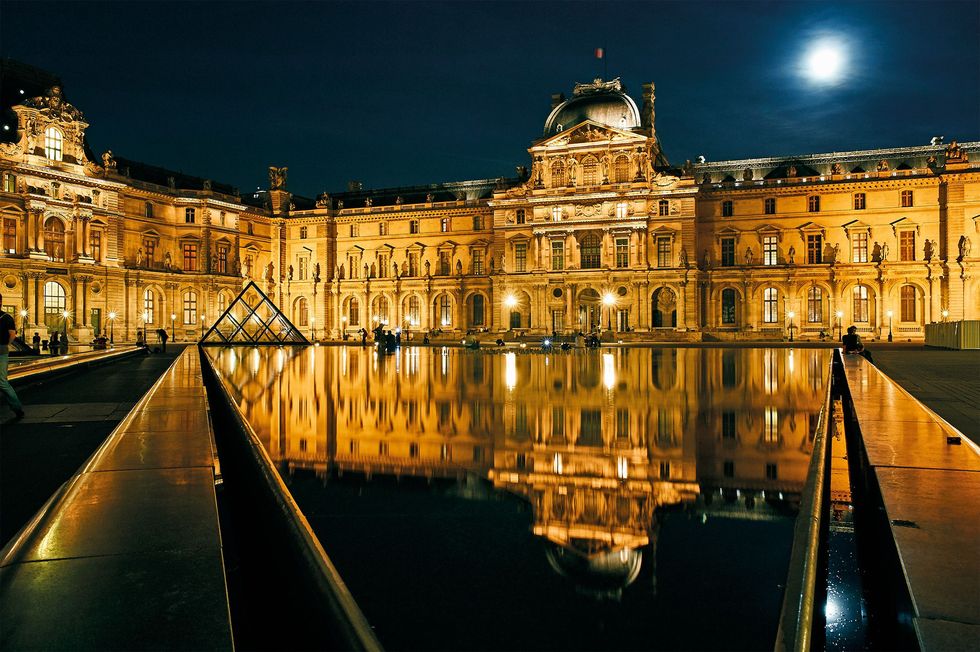 De officile residentie van Napoleon waren de Tuilerien die samen met het Louvre Europas grootste paleizencomplex vormen hier op de foto het Pavillon de lHorloge Maar tijdens de Honderd Dagen verbleef hij in het lyse