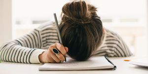 vrouw ervaart symptomen van stress
