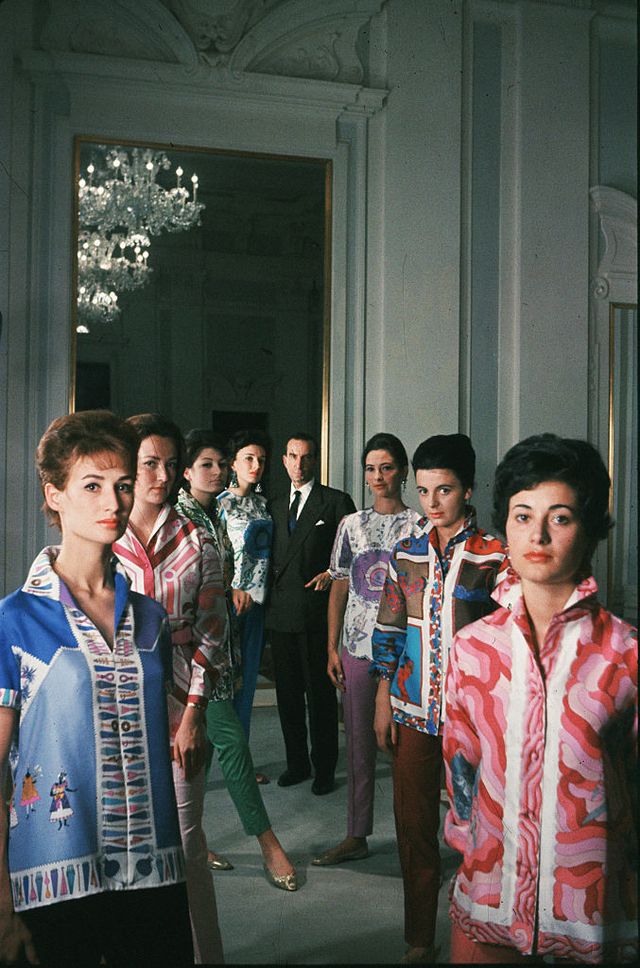 Emilio Pucci met modellen in zijn ontwerpen in 1959