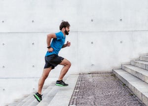 man in sportkleding loopt snel grijze trap op