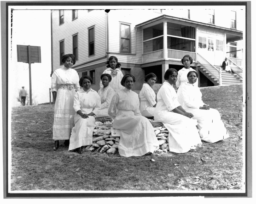 In 1909 opende Nannie Helen Burroughs de National Training School for Women and Girls Hier werden academische en beroepsopleidingen aangeboden aan AfroAmerikaanse vrouwen Gedurende een groot deel van de Amerikaanse geschiedenis werd vrouwen en gekleurde mensen de gelijke toegang tot onderwijs ontzegd Daarom creerden zij hun eigen mogelijkheden