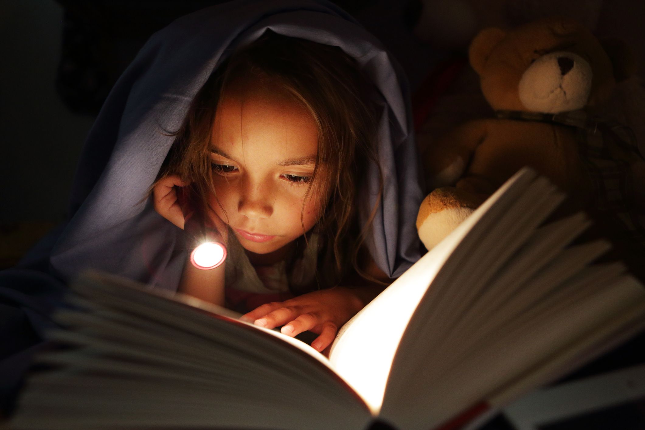 Affascinante storia. Ragazza bambino letto laici con cuscini leggere il  libro. Kid prepararsi per andare a letto. Tempo per la serata affascinante  storia. Capretto Ragazza capelli lunghi carino pigiami rilassarvi e leggere