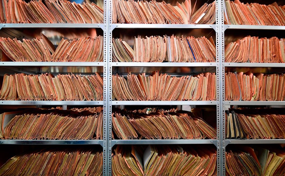 Rijen dossiers in het Stasiarchief in Berlijn De StasiUnterlagen omvatten 111 kilometer aan documenten